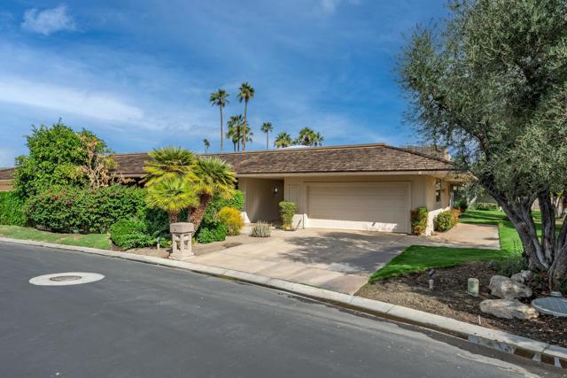 27 Cornell Drive, Rancho Mirage CA: https://media.crmls.org/mediaz/c0d25b7a-e57c-493e-ba89-6ae8e0fc3597.jpg