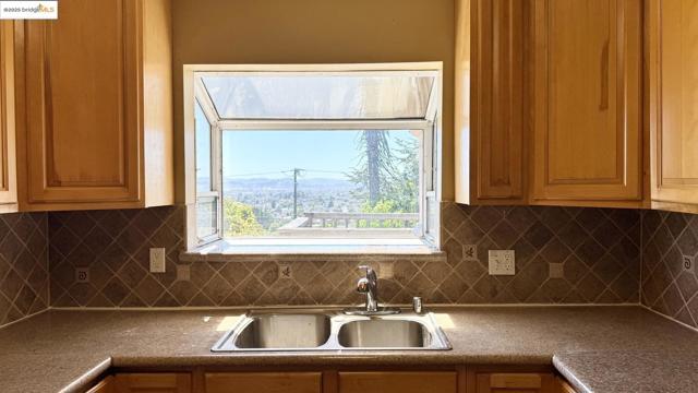 6084 Monterey AVE, Richmond CA: https://media.crmls.org/mediaz/c0d30bd9-ea1c-4502-877f-fcb1cf5ea4f8.jpg