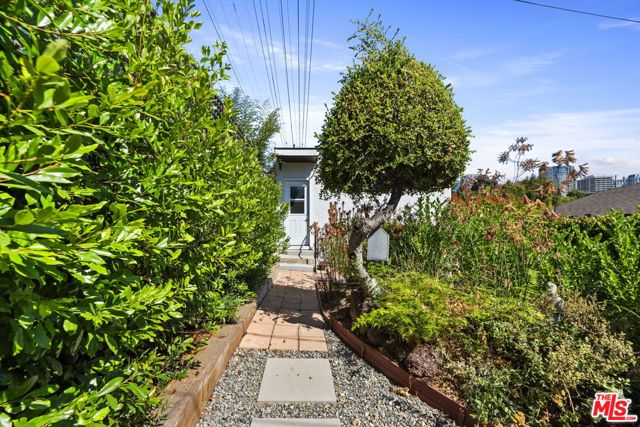 1517 Glendon Avenue, Los Angeles CA: https://media.crmls.org/mediaz/c0d35952-7086-4c72-bfc4-16f9fc1555cd.jpg