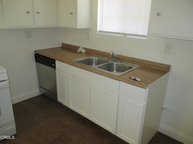 Detail Gallery Image 3 of 15 For 44104 Carolside Ave, Lancaster,  CA 93535 - 5 Beds | 3 Baths