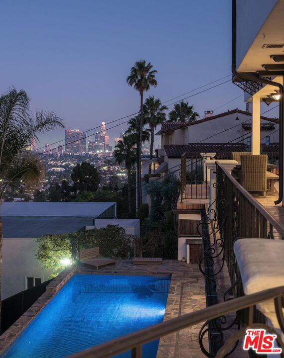 4733 Bonvue Avenue, Los Angeles CA: https://media.crmls.org/mediaz/c0d3e06a-a40e-42e5-a3fa-171aa81d248d.jpg