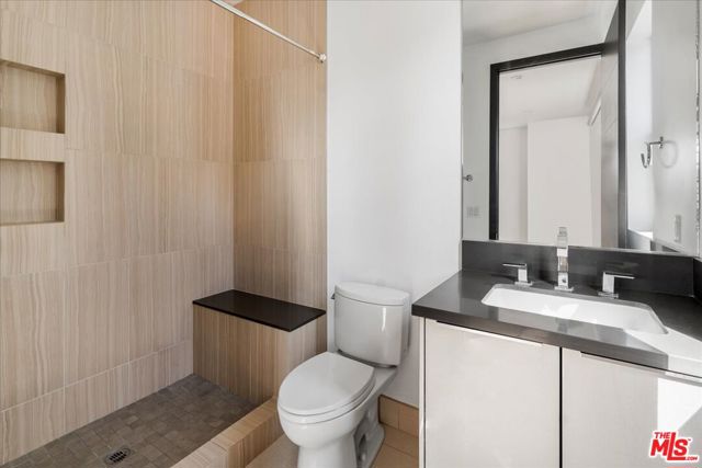 616 N FULLER Avenue, Los Angeles CA: https://media.crmls.org/mediaz/c0d429e6-3ace-439d-bdf8-4105201eae93.jpg