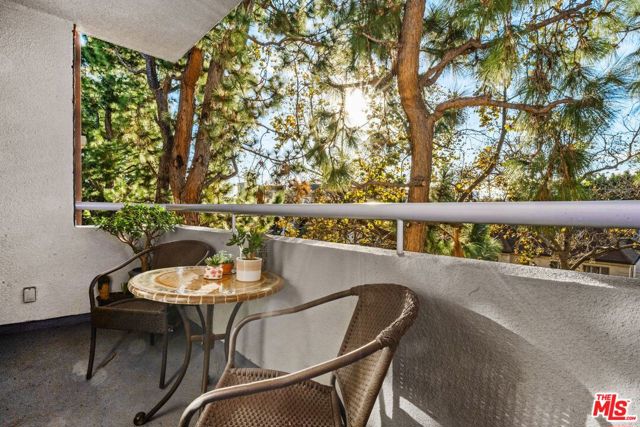 200 N Swall Drive, Beverly Hills CA: https://media.crmls.org/mediaz/c0d42dd5-e0f3-4861-94f0-a8deb258a043.jpg