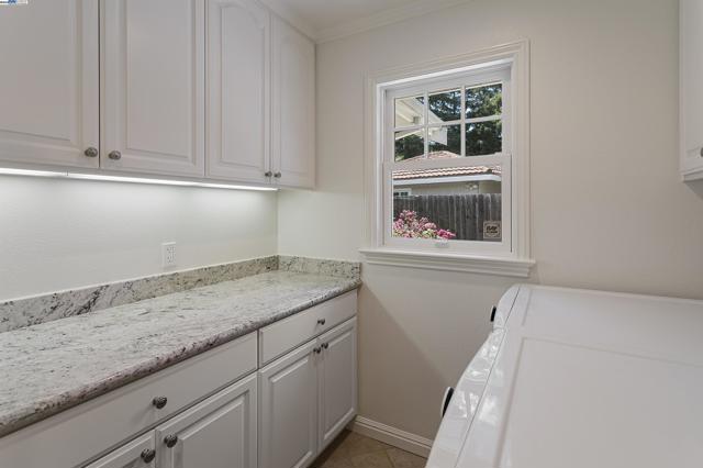 3252 Woodview Dr, Lafayette CA: https://media.crmls.org/mediaz/c0d48394-b5b8-4198-bf49-d060d7c76106.jpg