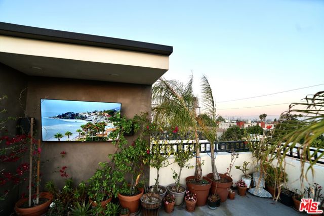 5961 Fountain Avenue, Los Angeles CA: https://media.crmls.org/mediaz/c0d557a7-095d-4571-8261-8f00f0f4b9ef.jpg