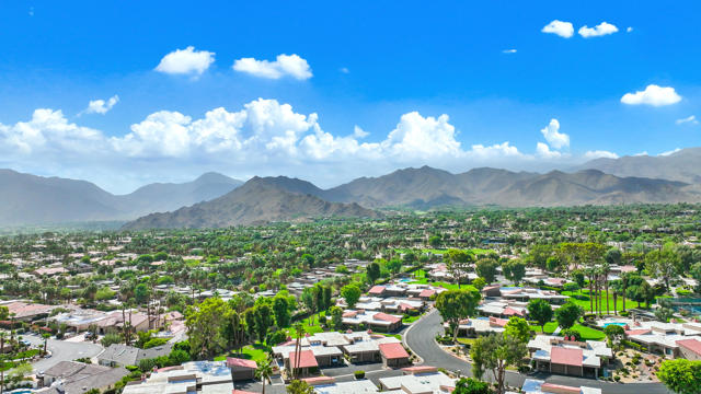 72550 Greenbriar Lane, Palm Desert CA: https://media.crmls.org/mediaz/c0d5fa1c-a0aa-4a61-b578-68f7e95a216b.jpg