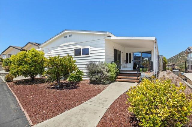 8975 Lawrence Welk Dr, Escondido CA: https://media.crmls.org/mediaz/c0d6935e-5ca5-457c-a825-11c07545557f.jpg