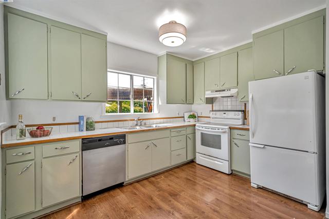 3780 Somerset Ave, Castro Valley CA: https://media.crmls.org/mediaz/c0d6a95a-6771-4e24-bb72-491a36033c9f.jpg