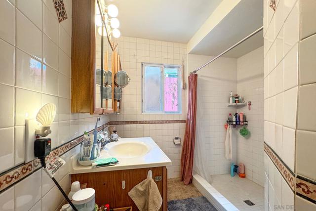 1852 Locust St, San Diego CA: https://media.crmls.org/mediaz/c0d6e3fd-b185-4d18-8573-c938d1c91765.jpg