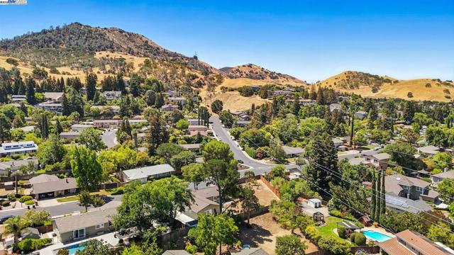 5701 Lewis Way, Concord CA: https://media.crmls.org/mediaz/c0d70f8f-d0d2-4aaf-bbd7-b4801066c84b.jpg