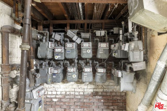 225 W Adams Boulevard, Los Angeles CA: https://media.crmls.org/mediaz/c0d85950-0d11-4856-8842-ae7c95c0d3a0.jpg