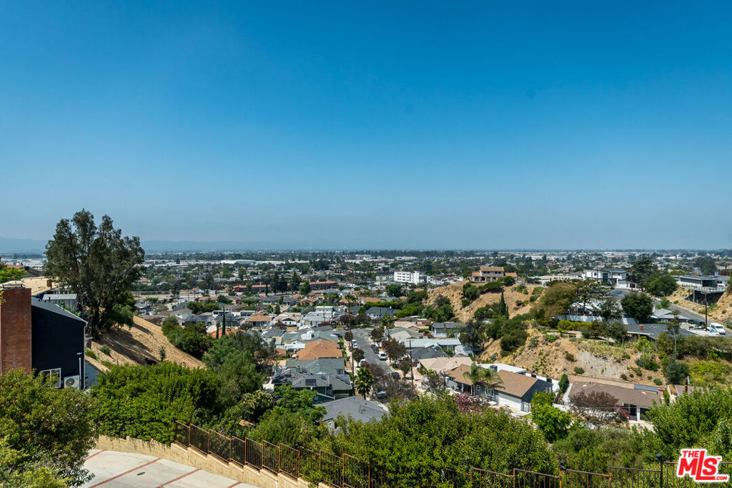 https://media.crmls.org/mediaz/c0d9f497-2372-4790-a91d-a33b531ca67d.jpg?preset=X-Large