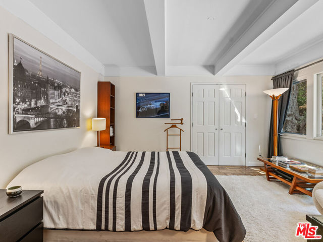 3818 Hollyline Avenue, Sherman Oaks CA: https://media.crmls.org/mediaz/c0da24e5-d29b-4347-a09e-3848c8edcb97.jpg