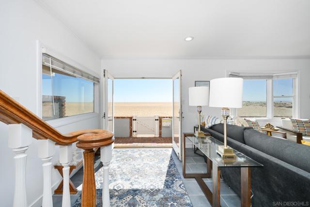 206 E E Oceanfront, Newport Beach CA: https://media.crmls.org/mediaz/c0dbde11-a37d-4c7f-838f-7fa3e956975e.jpg
