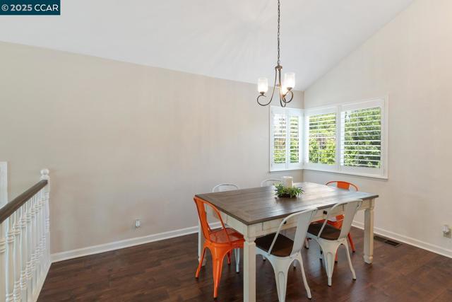 313 Willowwood Ct, Vacaville CA: https://media.crmls.org/mediaz/c0dc517e-3635-43f1-b804-768c6c13273a.jpg