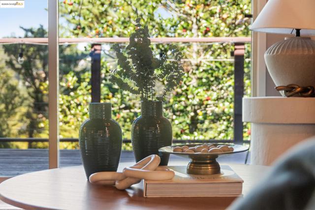 2560 Carisbrook Dr, Oakland CA: https://media.crmls.org/mediaz/c0dd6a12-4bd4-4838-9bef-ddbc64b85353.jpg