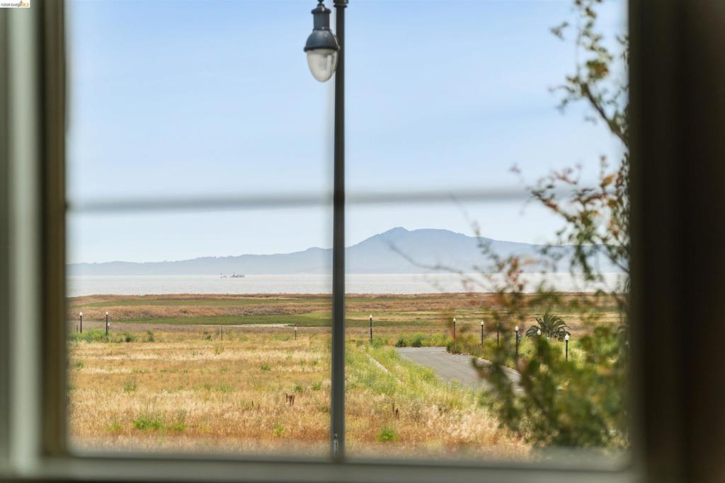 https://media.crmls.org/mediaz/c0de109a-12c9-4625-b1b4-cbaa463293e4.jpg?preset=X-Large