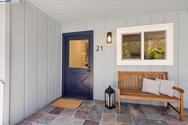 21 Muth Dr, Orinda CA: https://media.crmls.org/mediaz/c0de2bf7-eb99-4a0f-94c6-2c4efad50046.jpg