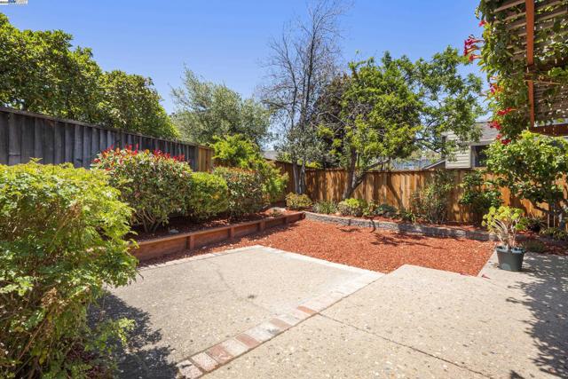 139 Justin Cir, Alameda CA: https://media.crmls.org/mediaz/c0df1dc8-d8ca-4329-95c8-de07b207a196.jpg