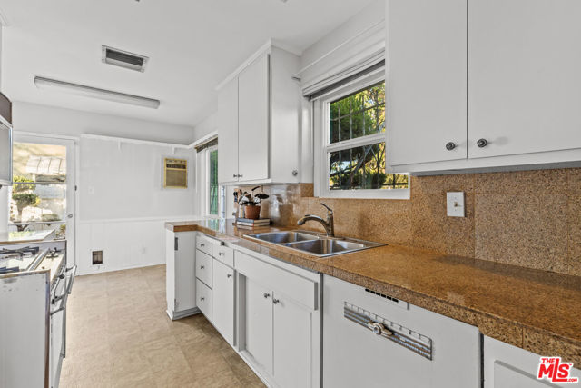 5733 Colfax Avenue, North Hollywood CA: https://media.crmls.org/mediaz/c0df30b6-4ee3-40e1-af11-e45223cc67b9.jpg