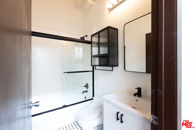 215 W 7th Street, Los Angeles CA: https://media.crmls.org/mediaz/c0df9ab7-ff8d-43f3-92f3-5c6c85599613.jpg