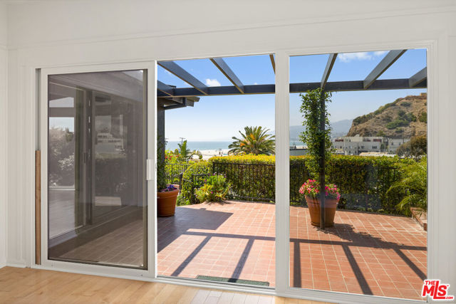 117 Ocean Way, Santa Monica CA: https://media.crmls.org/mediaz/c0dfc7e5-07e7-4db1-864b-91a704a63169.jpg