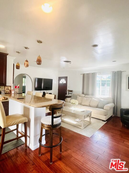 10704 Oro Vista Avenue, Sunland CA: https://media.crmls.org/mediaz/c0e043a8-628f-4b6b-80c8-ced8c061eb98.jpg