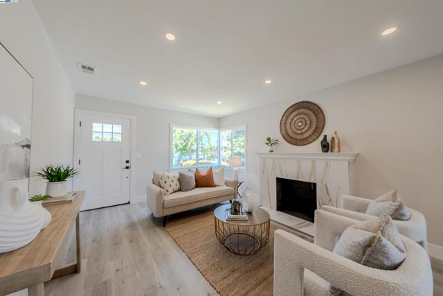 10007 Burr St, Oakland CA: https://media.crmls.org/mediaz/c0e095df-62b3-4221-85ca-636c2bed424a.jpg