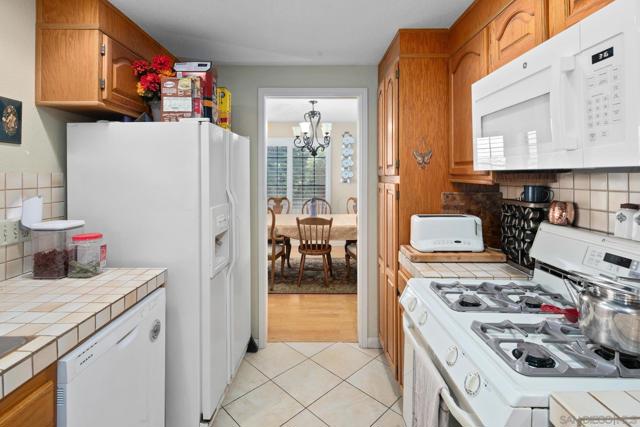 1705 Hawk View Dr, Encinitas CA: https://media.crmls.org/mediaz/c0e1159f-ebd6-4845-a02c-6fdb2e5e1be4.jpg