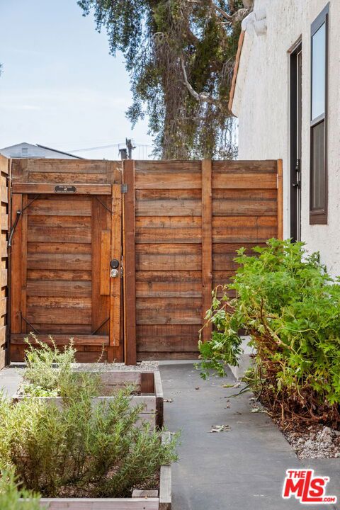 4313 W 59th Street, Los Angeles CA: https://media.crmls.org/mediaz/c0e163ce-f04b-4c17-b162-316fef99d248.jpg