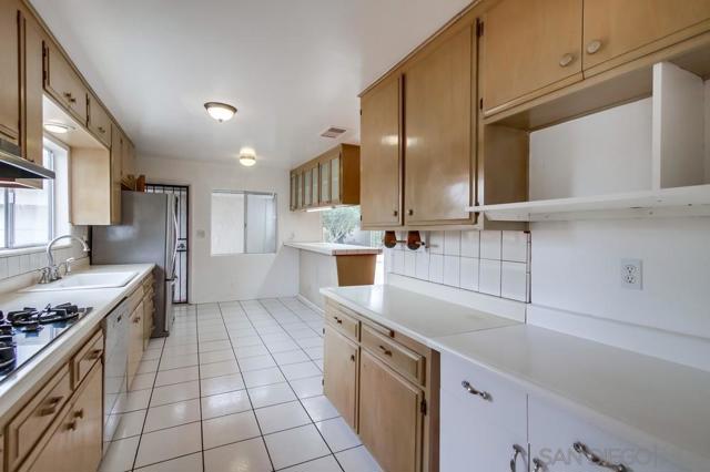 1354 Chalcedony St, San Diego CA: https://media.crmls.org/mediaz/c0e213d7-4516-40fd-848a-23545002db97.jpg