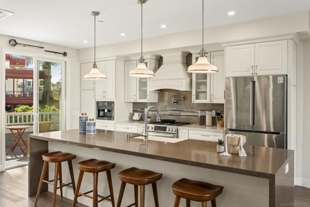 249 Playa Del Norte, La Jolla CA: https://media.crmls.org/mediaz/c0e368ac-2f64-4cd8-8ca0-9ea6a3eed6e7.jpg