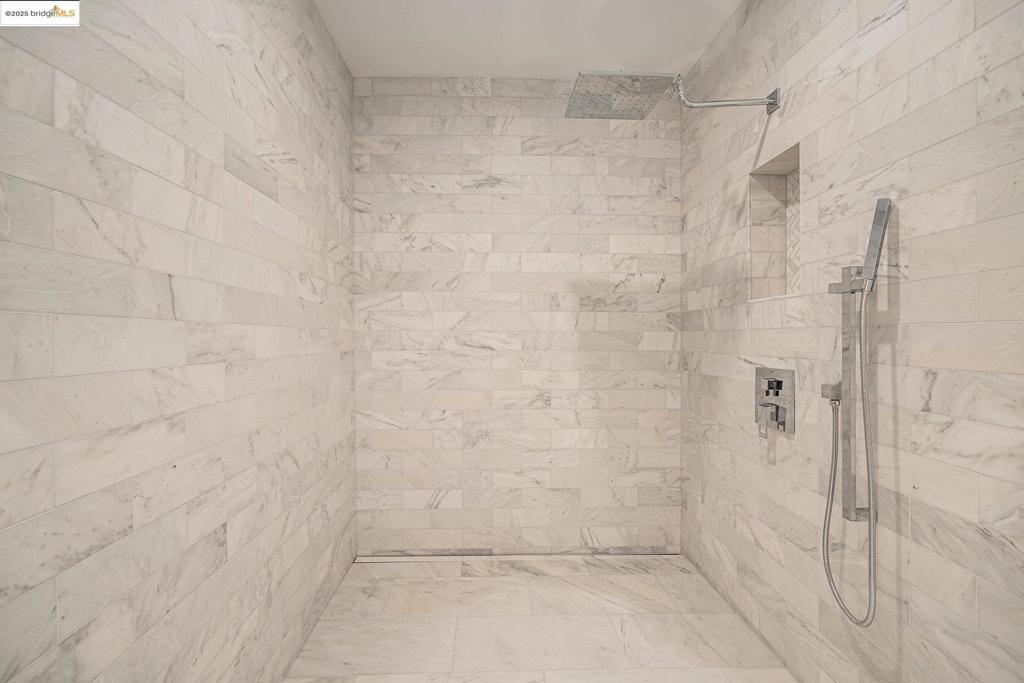 https://media.crmls.org/mediaz/c0e384e6-e285-488d-b4e1-64f3a6e192a1.jpg?preset=X-Large