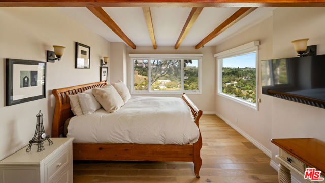 1018 N Tigertail Road, Los Angeles CA: https://media.crmls.org/mediaz/c0e391ba-c114-47b8-be7a-e53b6a097f64.jpg