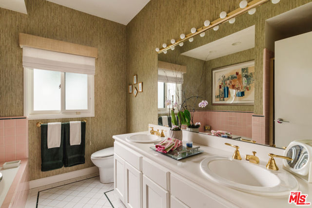 2208 Westridge Road, Los Angeles CA: https://media.crmls.org/mediaz/c0e40eb8-c8b5-463d-99d1-46070f3c3b64.jpg