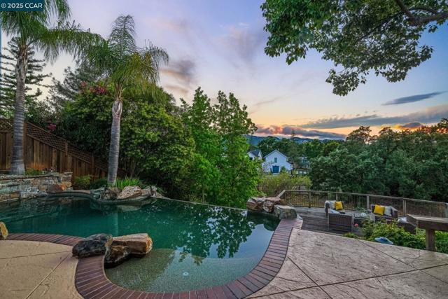 34 Willowview Ct, Danville CA: https://media.crmls.org/mediaz/c0e4b64d-5d2f-4dee-8029-d074c44105b5.jpg