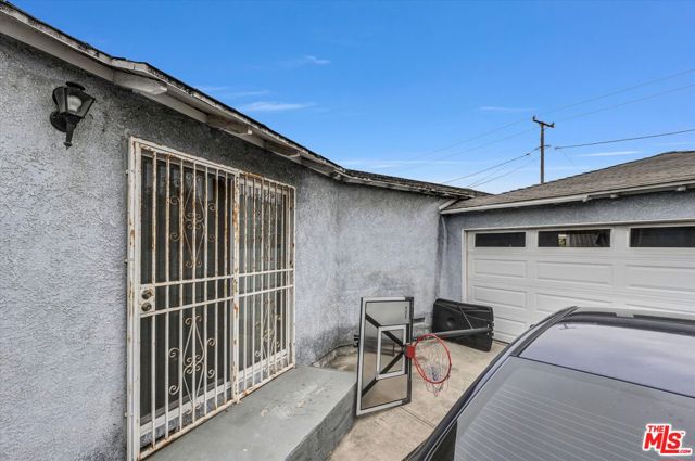 2463 Easy Avenue, Long Beach CA: https://media.crmls.org/mediaz/c0e50ffe-10c7-4b2e-abc2-8aec55b2192b.jpg