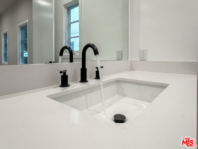 150 N Arnaz Drive, Beverly Hills CA: https://media.crmls.org/mediaz/c0e54b31-db22-4726-9714-c32862a28af7.jpg