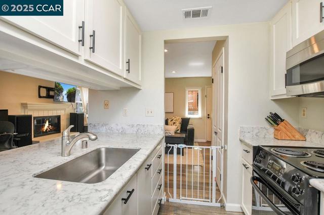 896 Camelback Place, Pleasant Hill CA: https://media.crmls.org/mediaz/c0e55f13-c6af-4287-9ed9-1d8d40e42ec7.jpg