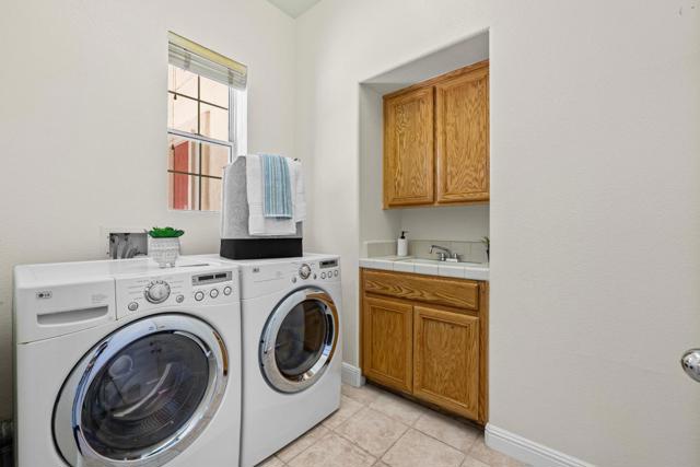 336 Arrowhead Way, Hayward CA: https://media.crmls.org/mediaz/c0e57a22-5f85-479e-b1bc-b55fd1d1a52c.jpg