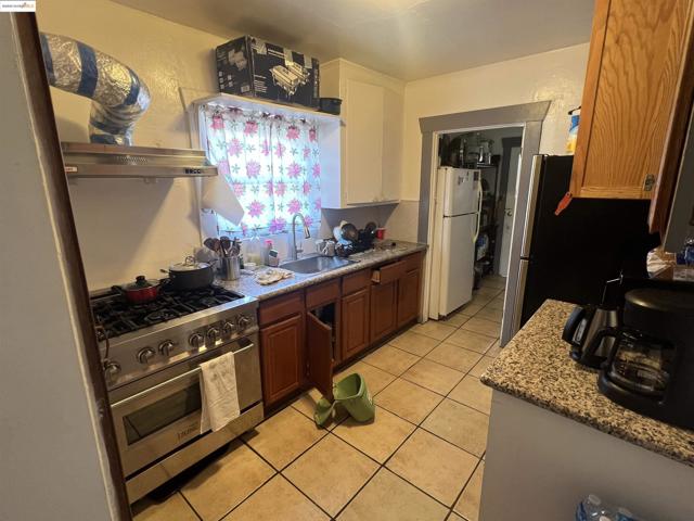 1993 38Th Ave, Oakland CA: https://media.crmls.org/mediaz/c0e5a372-11d7-422d-9139-3a9e3df42bdb.jpg