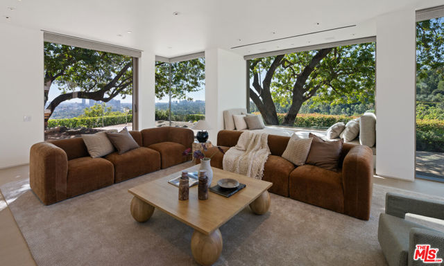 1016 N Hillcrest Road, Beverly Hills CA: https://media.crmls.org/mediaz/c0e5b075-de82-4f4b-9f57-16091de56dd5.jpg