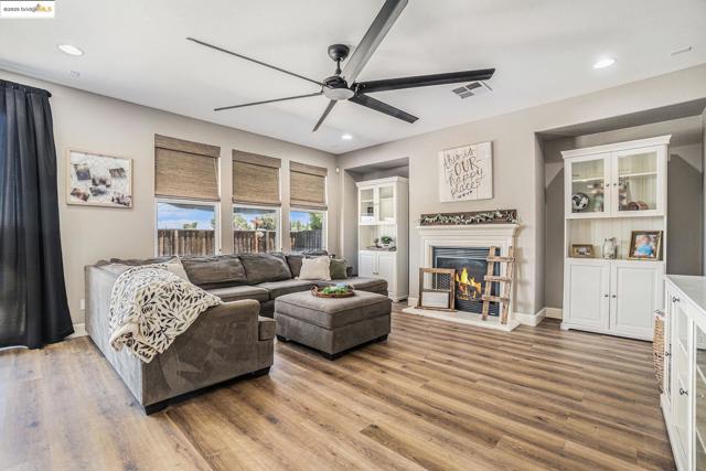 583 Sawgrass Way, Oakley CA: https://media.crmls.org/mediaz/c0e6531b-a0f1-4405-9a2a-9fd962b17f23.jpg