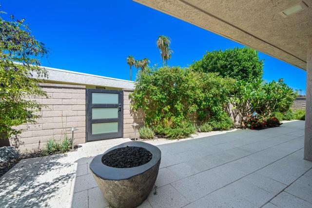 7 Dartmouth Drive, Rancho Mirage CA: https://media.crmls.org/mediaz/c0e6afc7-a782-4557-b6e3-4049eb75442f.jpg