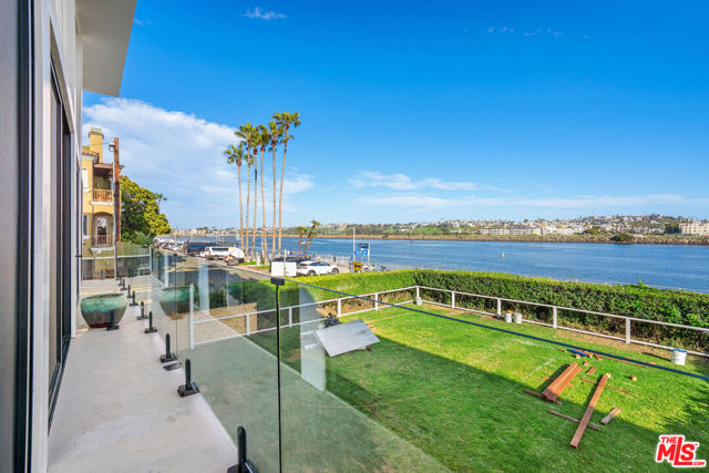 5515 Pacific Avenue, Marina del Rey CA: https://media.crmls.org/mediaz/c0e6df50-83f2-4f47-9189-4f348973ce50.jpg