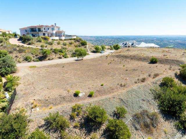 17928 El Brazo, Rancho Santa Fe CA: https://media.crmls.org/mediaz/c0e6fc5e-1771-4e67-af89-b9c1e1d8010c.jpg