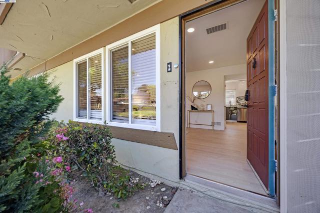 4672 Balboa Way, Fremont CA: https://media.crmls.org/mediaz/c0e74a6f-e679-46c7-a3bd-50e46fea7e3a.jpg