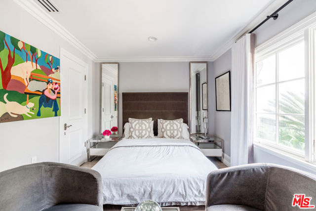 727 N Alta Drive, Beverly Hills CA: https://media.crmls.org/mediaz/c0e76505-8def-4495-a5f3-f1fea031415b.jpg