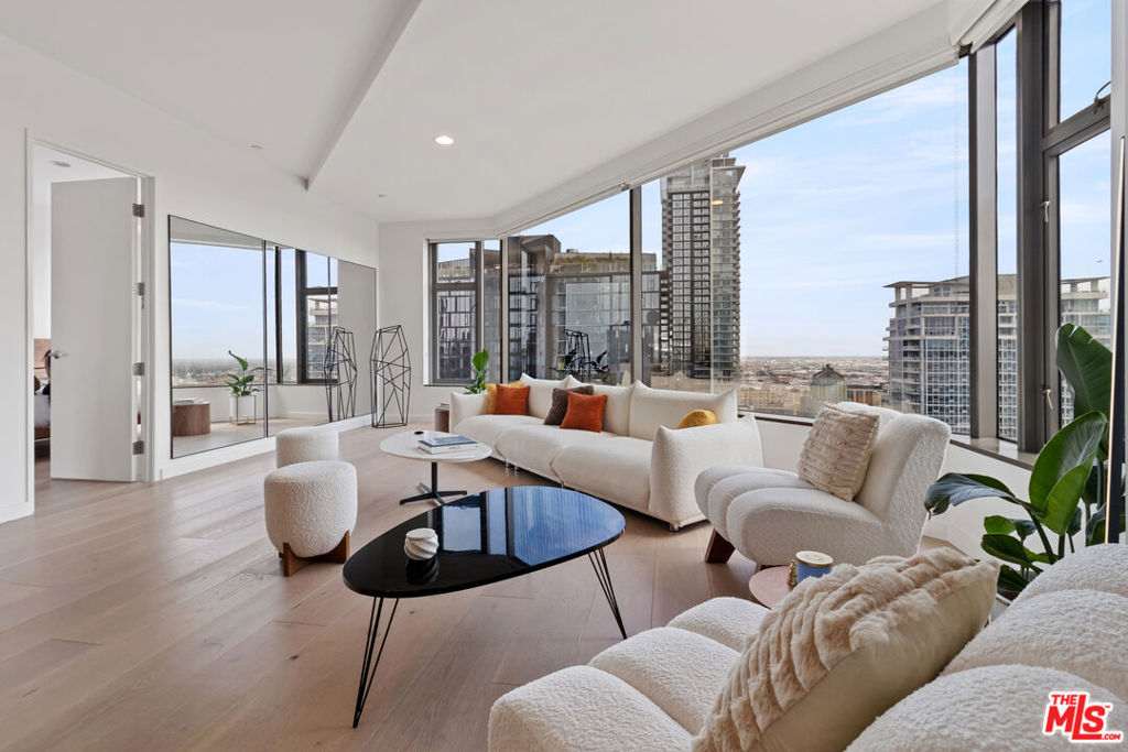 801 S Grand Avenue #2211