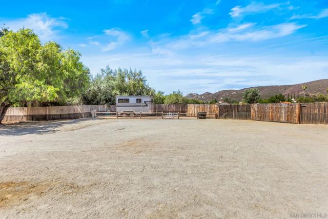 16345 Bassett Ct, Ramona CA: https://media.crmls.org/mediaz/c0e8ba59-7c6e-444b-93ab-3e0d40cff3cf.jpg